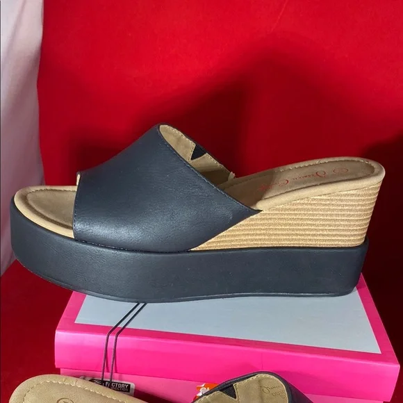 Covered Wedge in Black - Picture 4 of 7